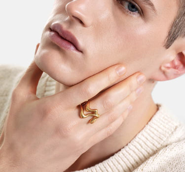 anillo escultórico de oro