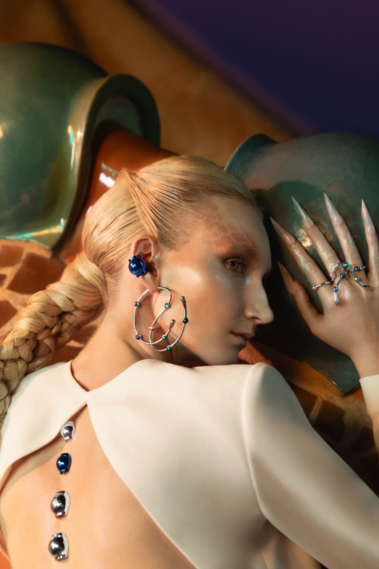 Ear cuff de bola Casa Batlló en azul