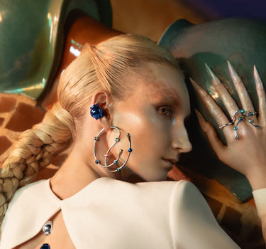 Ear cuff de bola Casa Batlló en azul