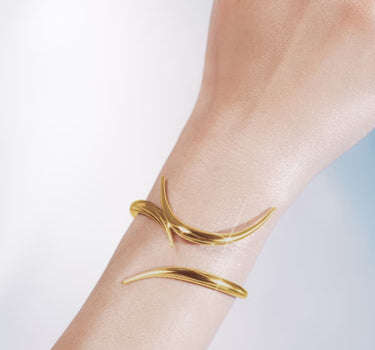 Brazalete de oro con púas