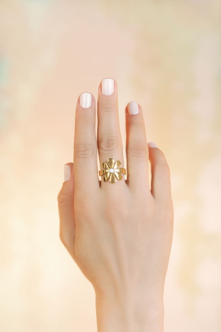 Anillo de oro con diseño floral