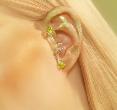Ear cuff huggie de plata con cristales de topacio y ópalo