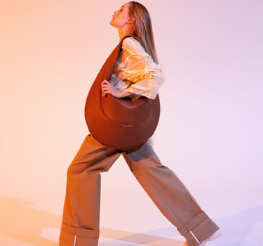 Bolso marrón de cuero reciclado