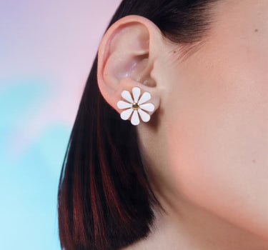 Pendientes de botón margarita en blanco y dorado