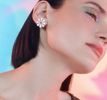 Pendientes de botón margarita en blanco y dorado