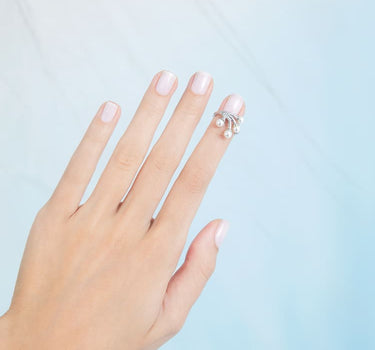 Anillo de Uña de Plata con Perlas
