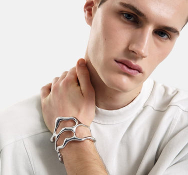 brazalete asimétrico audaz de plata