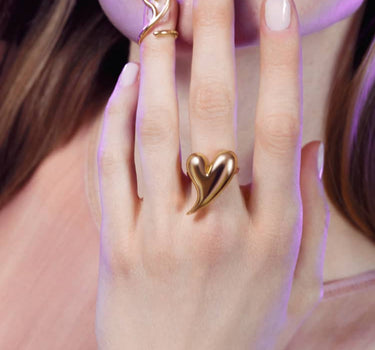 Anillo de amor en forma de corazón de oro