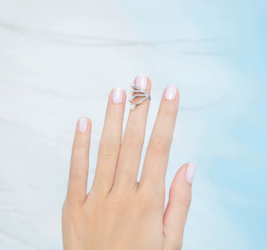 Anillo de uña tipo tiara con perla plateada