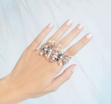 Joya de mano con mini perlas de plata