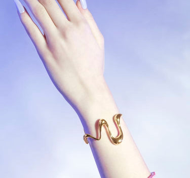 Brazalete rígido de oro líquido