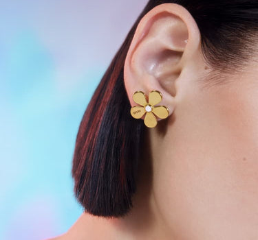 Pendientes de botón de margarita en oro