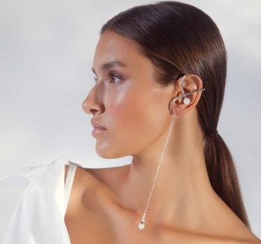 Ear cuff de plata con perla y cadena