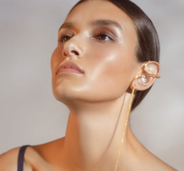 Ear cuff de oro con perla y cadena