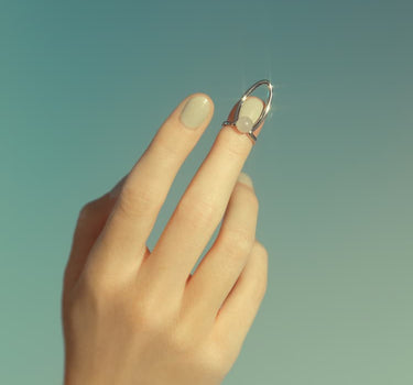 Anillo de plata en forma de clavo con piedra incrustada