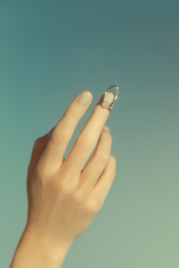 Anillo de plata en forma de clavo con piedra incrustada