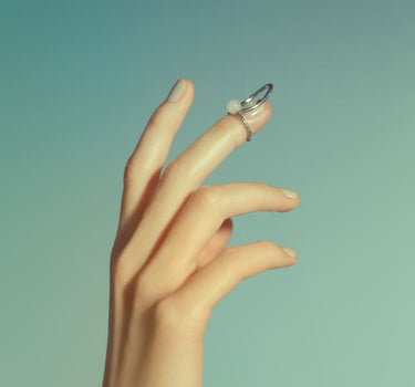 Anillo de plata en forma de clavo con piedra incrustada