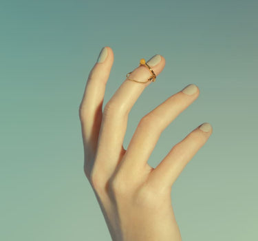 Anillo de Uña de Oro con Cadena