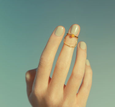 Anillo de Uña de Oro con Cadena