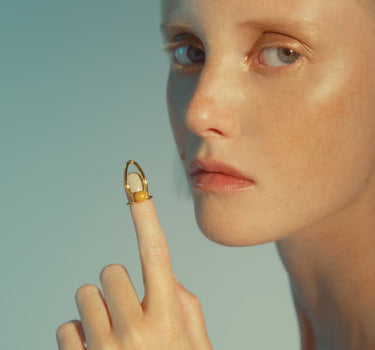 Anillo tipo clavo de oro con piedra engastada