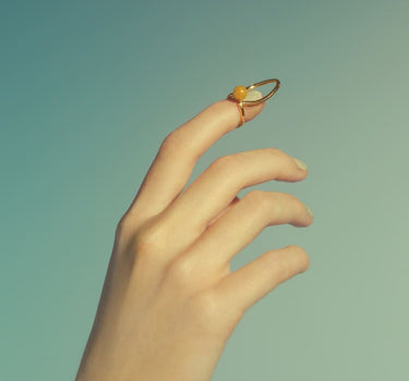 Anillo tipo clavo de oro con piedra engastada