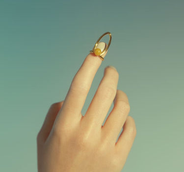 Anillo tipo clavo de oro con piedra engastada