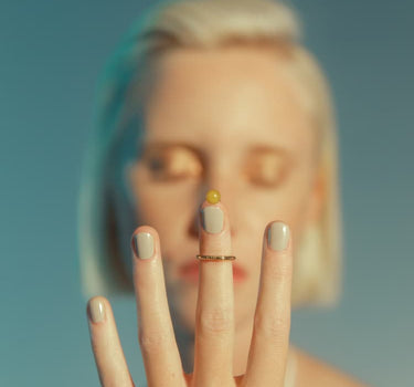 Anillo de oro para uña con piedra