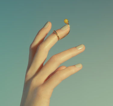 Anillo de oro para uña con piedra
