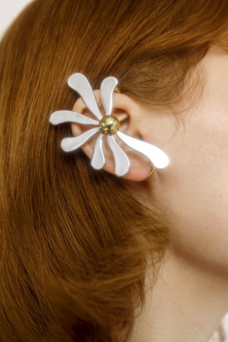Ear cuff de flor de margarita