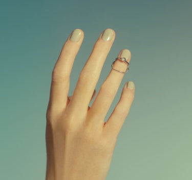 Anillo de uña de plata con cadena