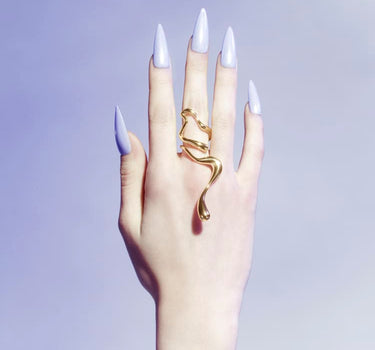 Anillo grande de oro líquido