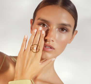 Anillo circular de oro con perla