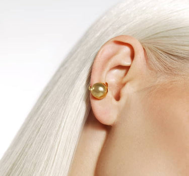 Ear cuff tipo huggie con bola de oro