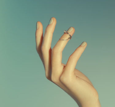Anillo de uña de plata con cadena