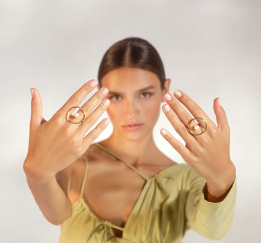 Anillo circular de oro con perla