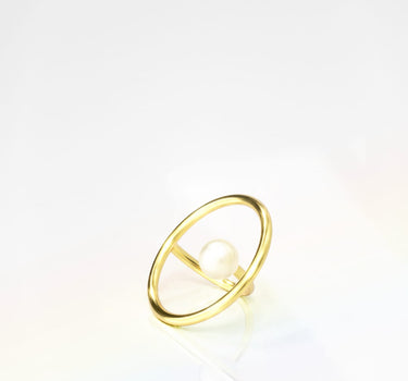 Anillo circular de oro con perla