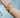 brazalete asimétrico audaz de oro