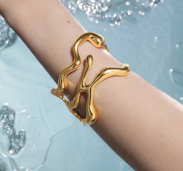 brazalete asimétrico audaz de oro