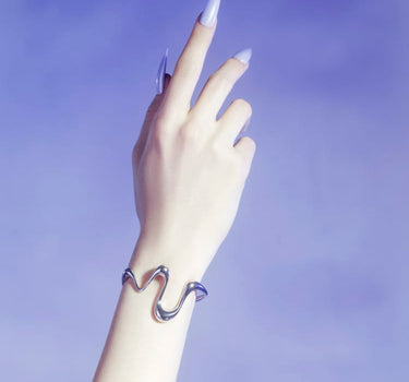 Brazalete rígido de plata líquida