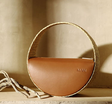 Bolso mediano redondo de rafia