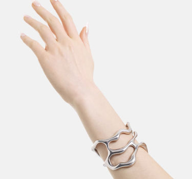 brazalete asimétrico audaz de plata