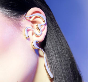 Gran earcuff líquido en oro y esmalte lila