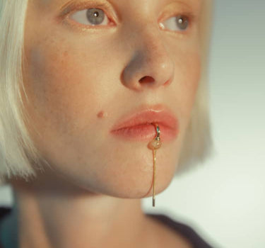Aro labial de oro con cadena
