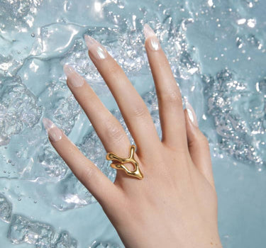 anillo de oro asimétrico