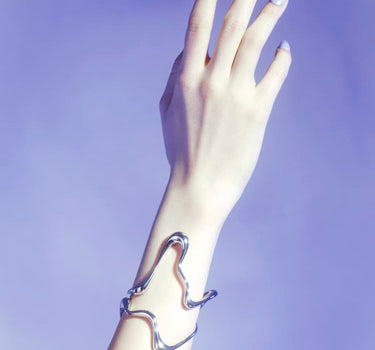 Brazalete grande de plata líquida
