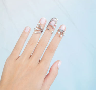 Juego de anillos para uñas con mini perlas de plata