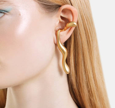 pendientes líquidos de oro que rodean las orejas