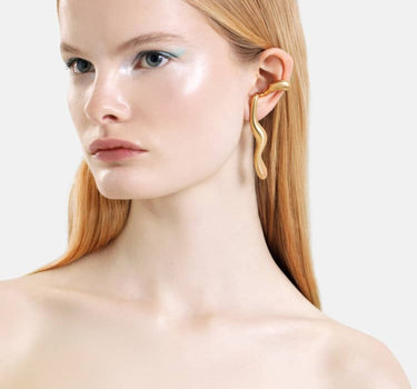 pendientes líquidos de oro que rodean las orejas