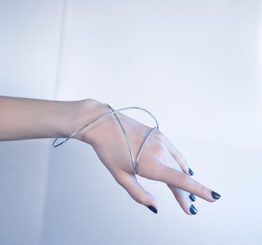 Pulsera de plata con diseño de espiral llamativo