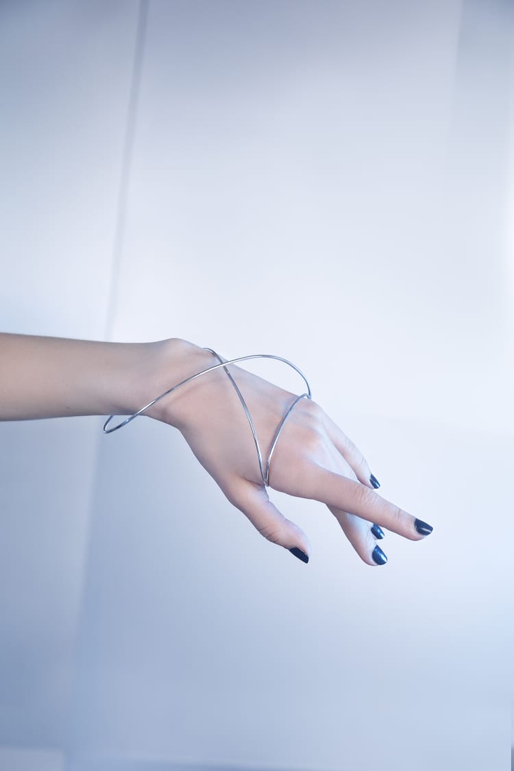 Pulsera de plata con diseño de espiral llamativo